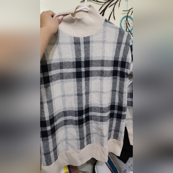 Beautiful RW CO Plaid Sweater - Picture 1 of 2